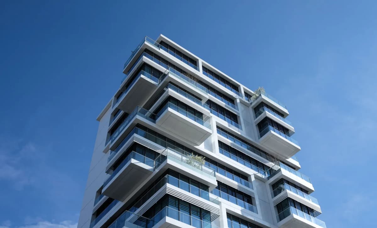 Lavori straordinari in condominio: la polizza dell'amministratore va adeguata prima che inizino
