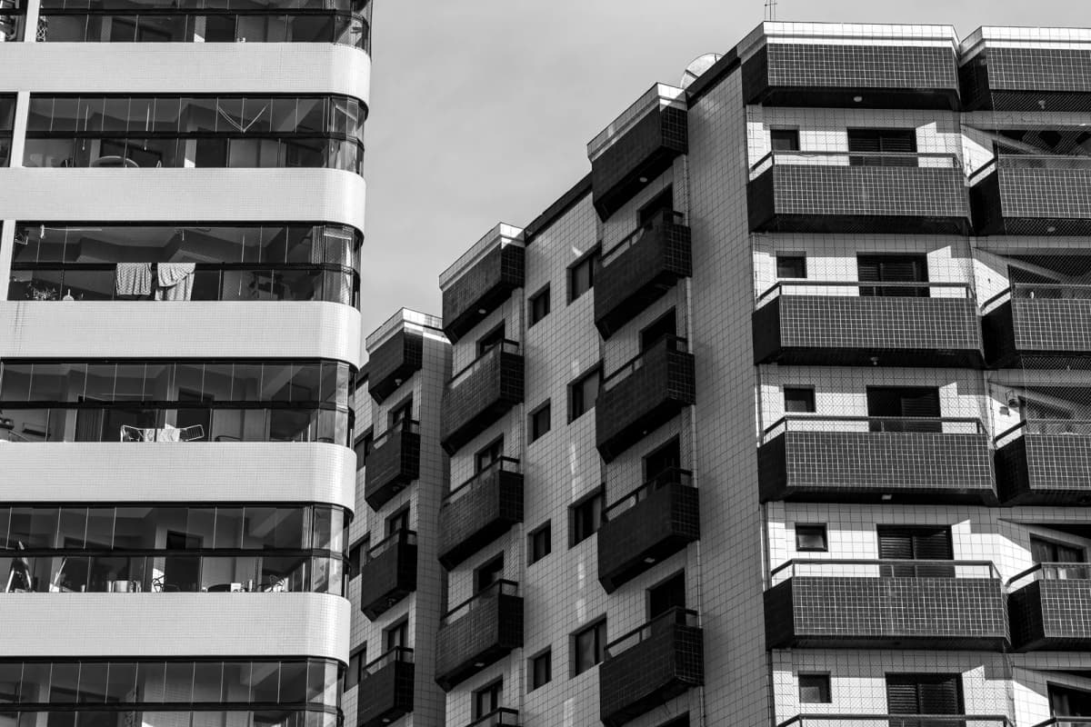 Assicurazione del condominio senza amministratore: chi decide, chi firma, chi paga