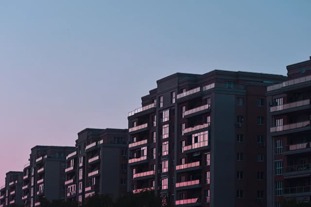 Chi paga la polizza del condominio: millesimi, inquilino e detrazione
